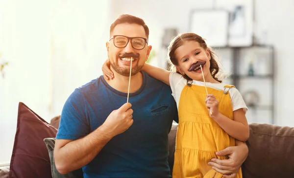 Dia do pai. Feliz engraçado família filha e pai com bigode — Fotografia de Stock