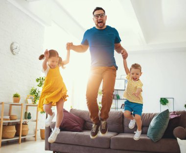 . Babalar günün kutlu olsun! Çocuklar baba bir atlama ve danc tebrik