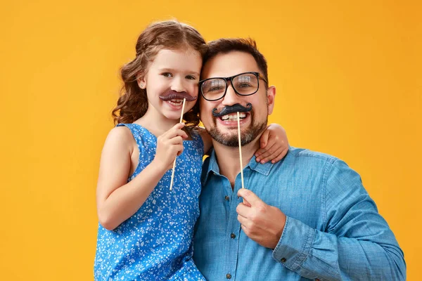 Šťastný den otců! Srandovní otec a dcera s knírkem — Stock fotografie