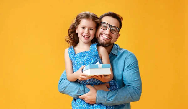 . ¡Feliz día del padre! lindo papá y hija abrazándose en amarillo ba —  Fotos de Stock