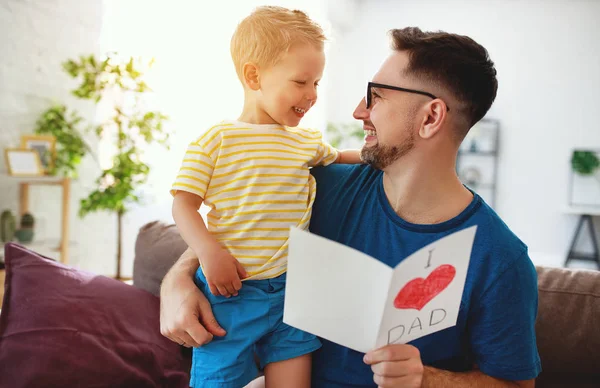 Día del Padre. feliz familia hijo abrazando papá y risa — Foto de Stock