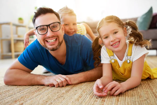 Babalar günün kutlu olsun! Çocuklar babamı tebrik eder ve ona gif verir