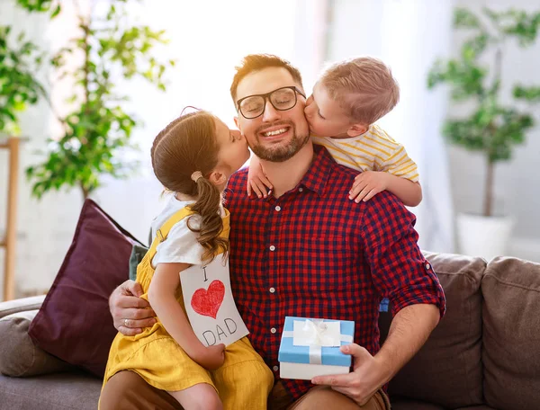 ¡Feliz día del padre! Los niños felicita a papá y le da gif — Foto de Stock