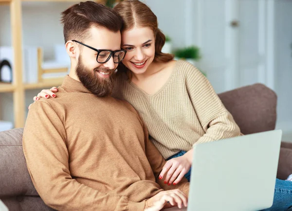 Щаслива пара з ноутбуком вдома — стокове фото
