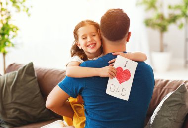 Babalar günü. Mutlu aile kızı baba ve gülmek sarılma