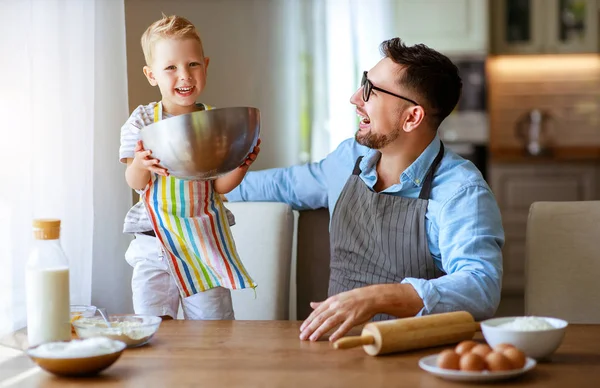 幸福的家庭在厨房里。父亲和孩子烘烤曲奇饼 — 图库照片