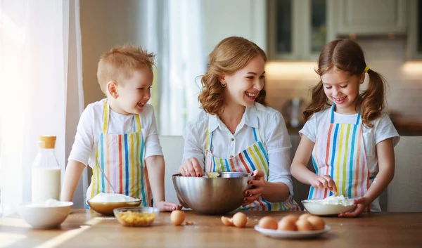 Mutlu aile mutfak. Anne ve çocuk hamur hazırlama ba — Stok fotoğraf