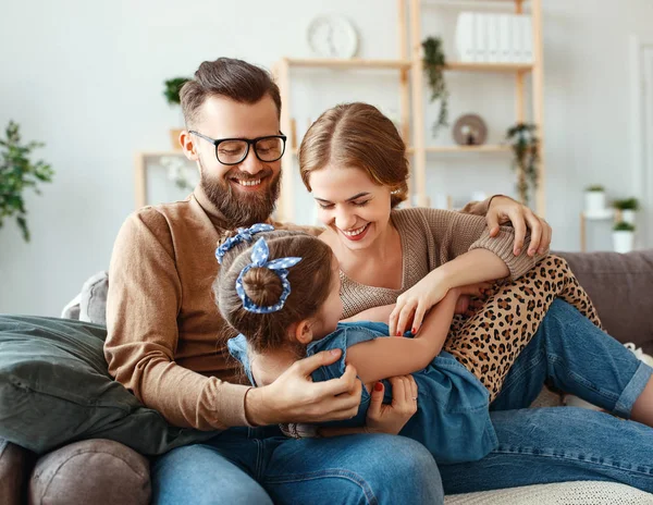 Счастливая семья мать отец и ребенок дочь смеется над домом — стоковое фото
