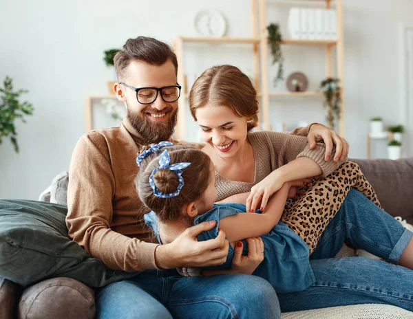 Feliz familia madre padre e hija hija riendo en casa — Foto de Stock