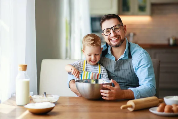 Gelukkige familie in keuken. vader en kind bakken koekjes — Stockfoto