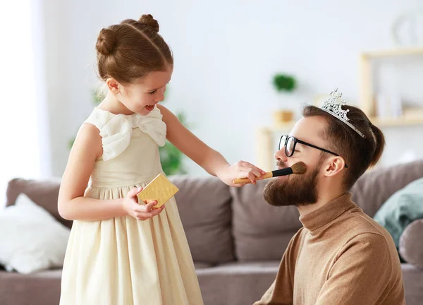 Happy father's day! child daughter in crown does makeup to daddy — Stock Photo, Image