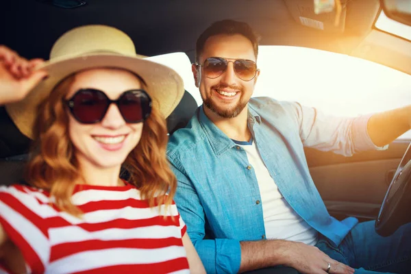 Heureux couple homme et femme en voiture voyageant en été — Photo