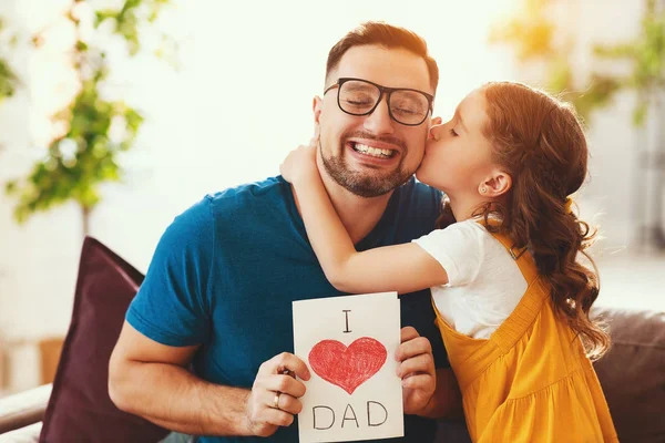 Día del Padre. Feliz familia hija abrazando papá y reír — Foto de Stock