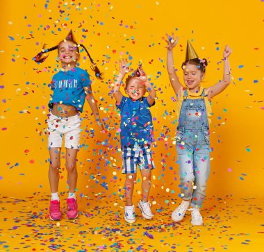 çok renkli konfeti atlamayı tatil günlerinde mutlu çocuk 