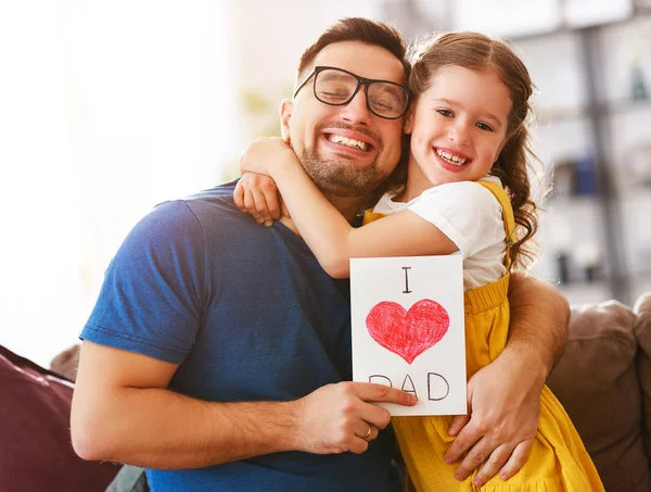 Father's day. Gelukkige familie dochter knuffelen papa en lacht — Stockfoto