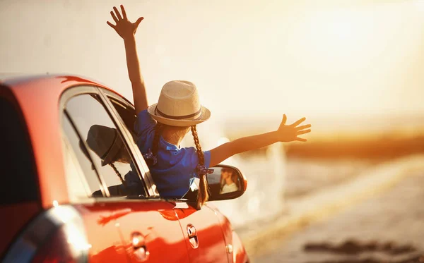 Happy child girl goes to summer travel trip in ca — Stock Photo, Image