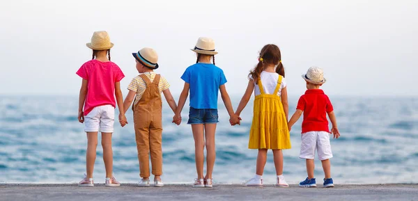 Groupe d'enfants heureux par la mer en summe — Photo