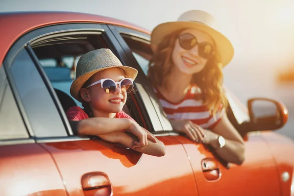 Gelukkige familie moeder en kind meisje gaat naar de zomer reis reis in — Stockfoto
