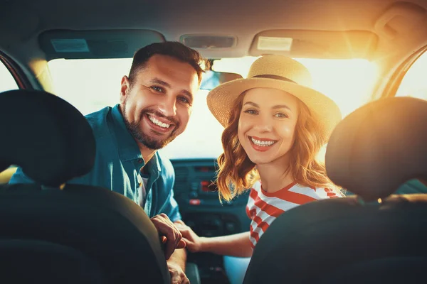 Glückliches Paar Mann und Frau im Auto unterwegs in Summa — Stockfoto