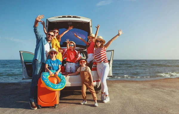 Happy large family  in summer auto journey travel by car on beac — Stock Photo, Image