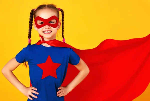 Concetto di costume da supereroe bambino su backgroun giallo — Foto Stock