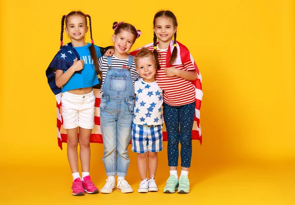 Amerika Birleşik Devletleri Abd bayrağı ile çocuk grubu — Stok fotoğraf
