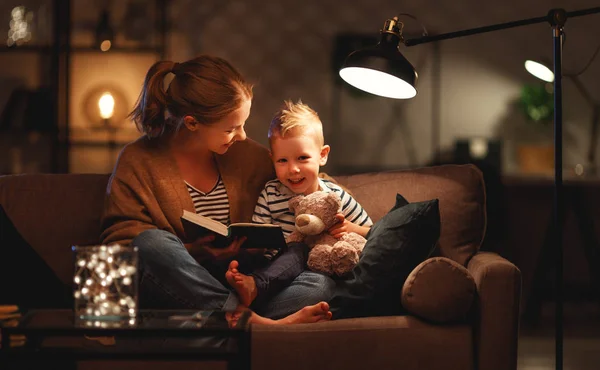 Οικογένεια πριν πάει για ύπνο μητέρα διαβάζει το παιδί γιο της βιβλίο ne — Φωτογραφία Αρχείου