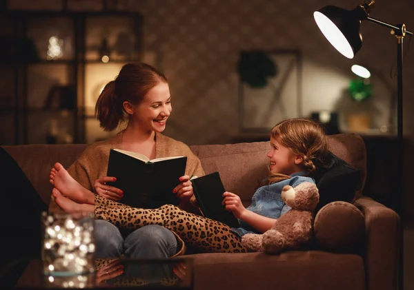 Family before going to bed mother reads to her child daughter bo — Stock Photo, Image