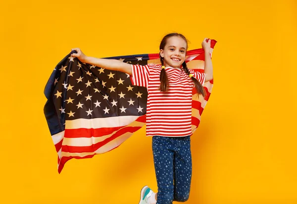 上のアメリカ合衆国アメリカ合衆国の旗を持つ幸せな子供の女の子 — ストック写真