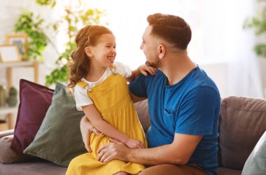 Babalar günü. Mutlu aile kızı babası hugs 