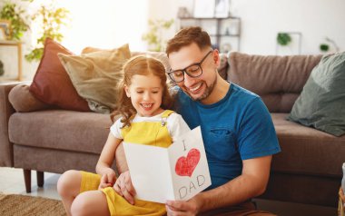 Babalar günü. Mutlu aile kızı baba ve gülüyor sarılma