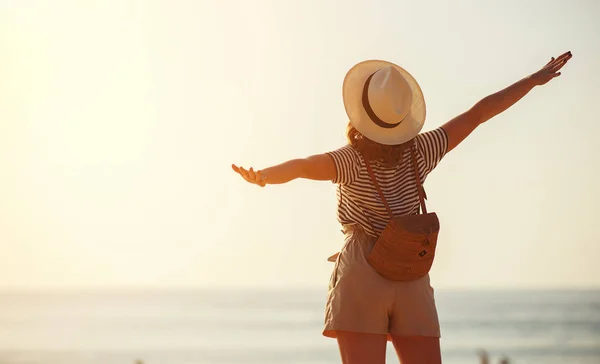 Chica turista feliz con mochila y sombrero en se —  Fotos de Stock