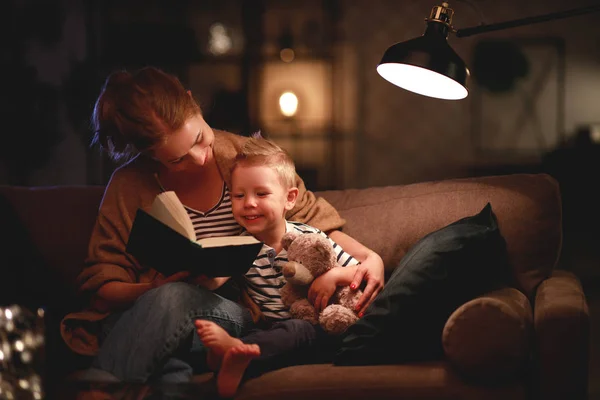 Rodzina przed chodzenie do łóżko matka czyta do jej dziecko syn książka ne — Zdjęcie stockowe