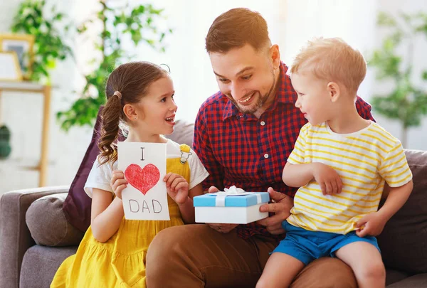 父の日おめでとう!子供たちはお父さんを祝福し、彼にGIFを与えます — ストック写真