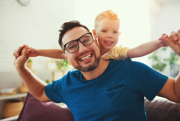 Den otců. Šťastný rodinný syn uhuje svého otce — Stock fotografie