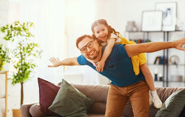 Día del Padre. Feliz familia hija abraza a su padre —  Fotos de Stock