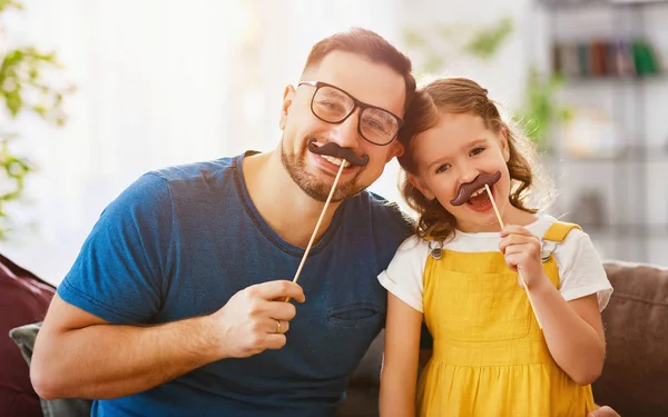 Vatertag. glücklich lustige Familie Tochter und Vater mit Schnurrbart — Stockfoto