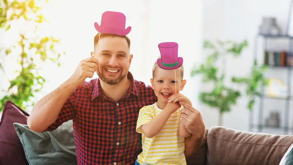 Father's day. Happy funny family son and dad with hat — Stock Photo, Image