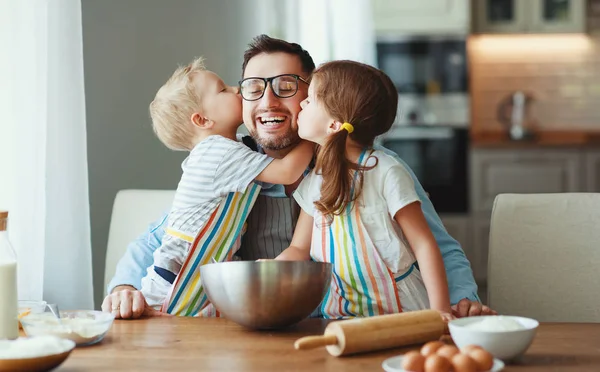 Vader met de kinderen koekjes bakken — Stockfoto