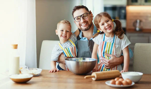 Отец с детьми выпечки печенье — стоковое фото