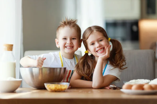 Счастливая семья смешные дети пекут печенье на кухне — стоковое фото