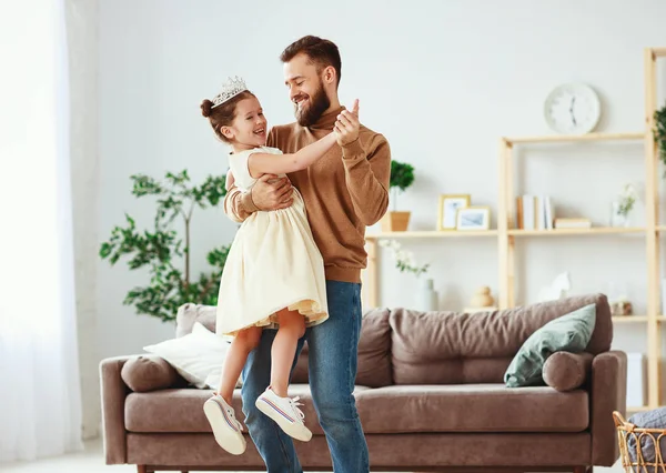 Šťastný den otců! Rodinný otec a dětská dcera princezna danci — Stock fotografie