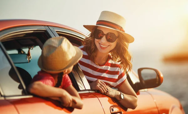 Família feliz mãe e criança menina vai para viagem de verão em — Fotografia de Stock