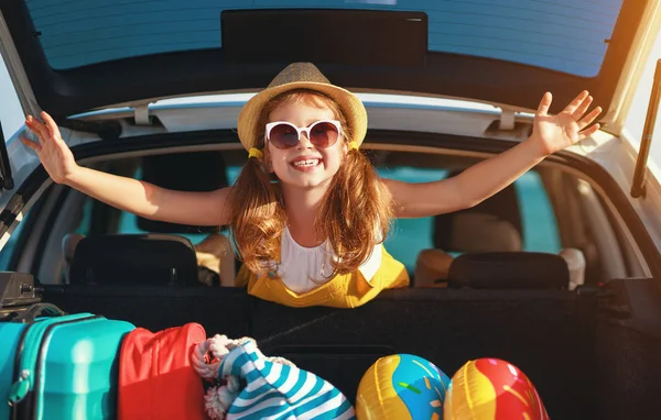 Happy child girl in car going on summer vacation tri — Stock Photo, Image