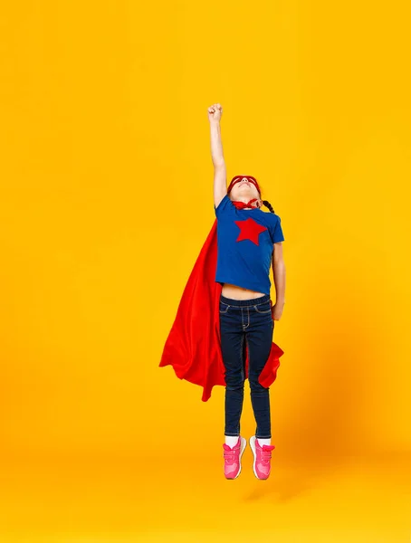 Concept de costume de superhéros enfant sur fond jaune — Photo