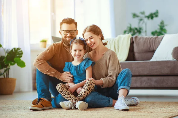Lycklig familj mor far och barn dotter skrattar hemma — Stockfoto