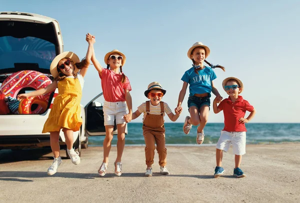 Groep gelukkig kinderen meisjes en jongens vrienden op auto rijden naar s — Stockfoto