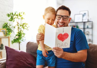Babalar günü. Mutlu aile oğlu baba sarılma ve gülüyor