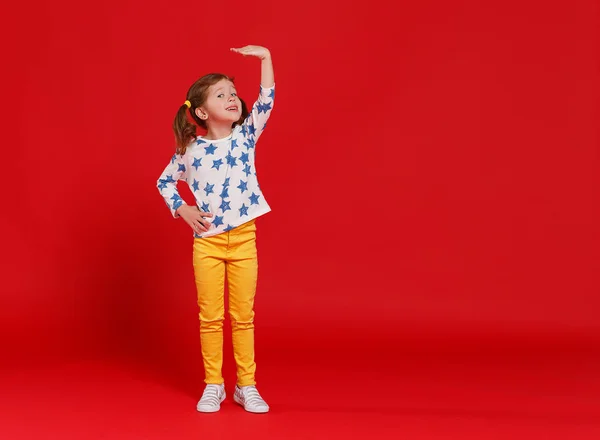 Concept of development and growth,   kid girl measuring height o — Stock Photo, Image