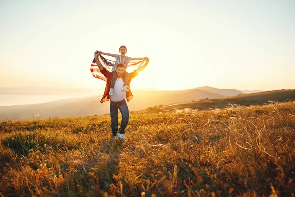 Lycklig familj far och barn med flagga av Förenta staterna åtn — Stockfoto